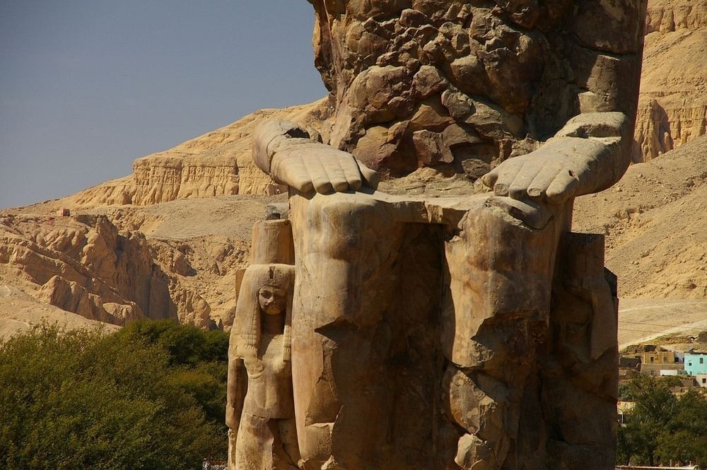 Two shorter figures are carved into the front throne alongside his legs: these are his wife Tiy and mother Mutemwiya. Photo credit: Ben Tubby/Flickr