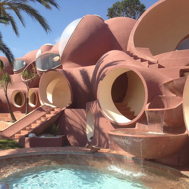 Palais Bulles: The Attractive And Unusual Architecture Of “The Bubble Palace” In France