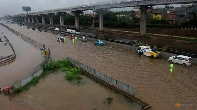 flood death toll rises to 21 in indonesias capital jakarta