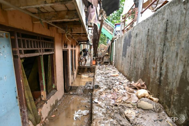 at least 60 dead and 175000 evacuated as deadly floods hit indonesia