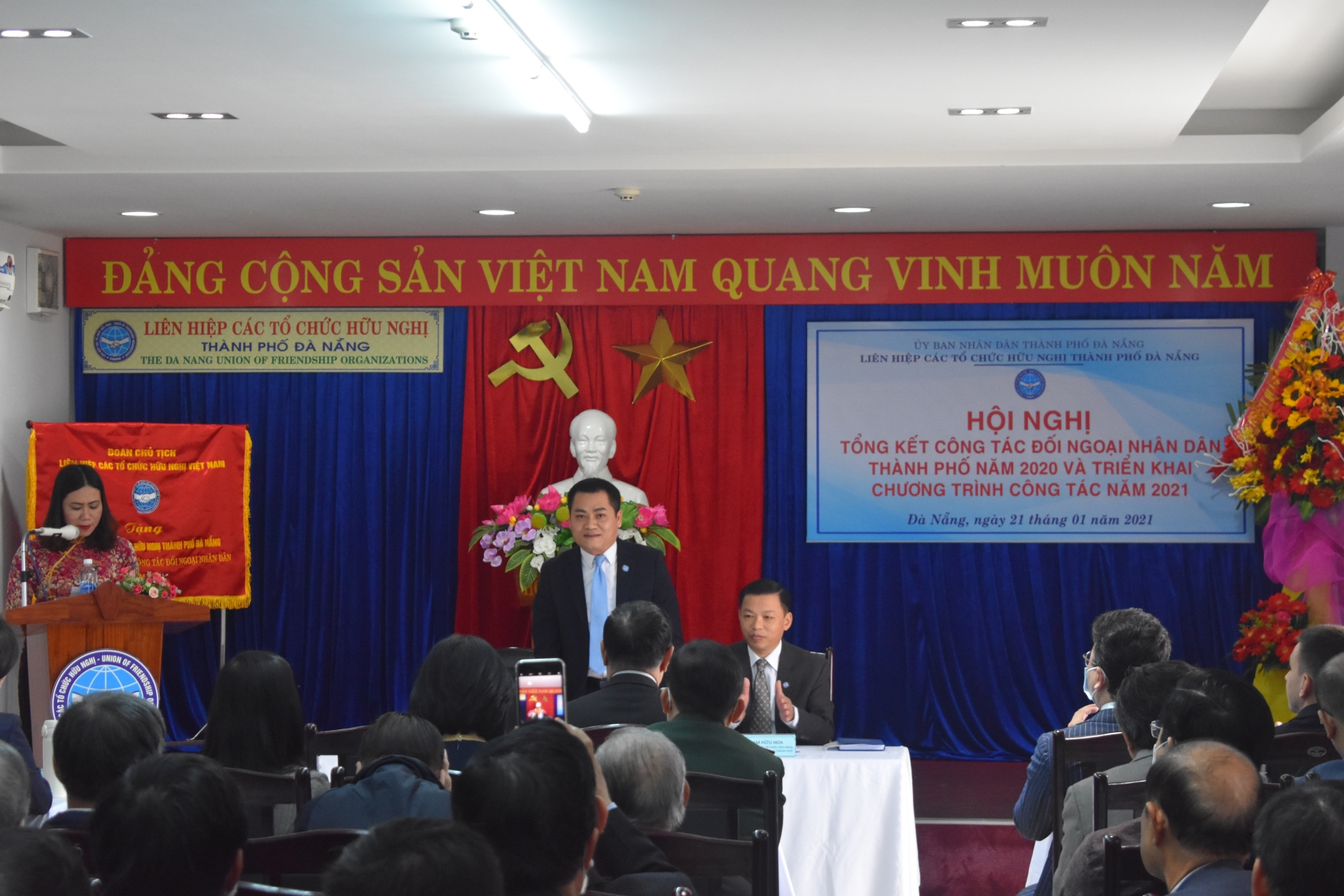 Da Nang Union of Friendship Organisations awarded Emulation Flag of VUFO