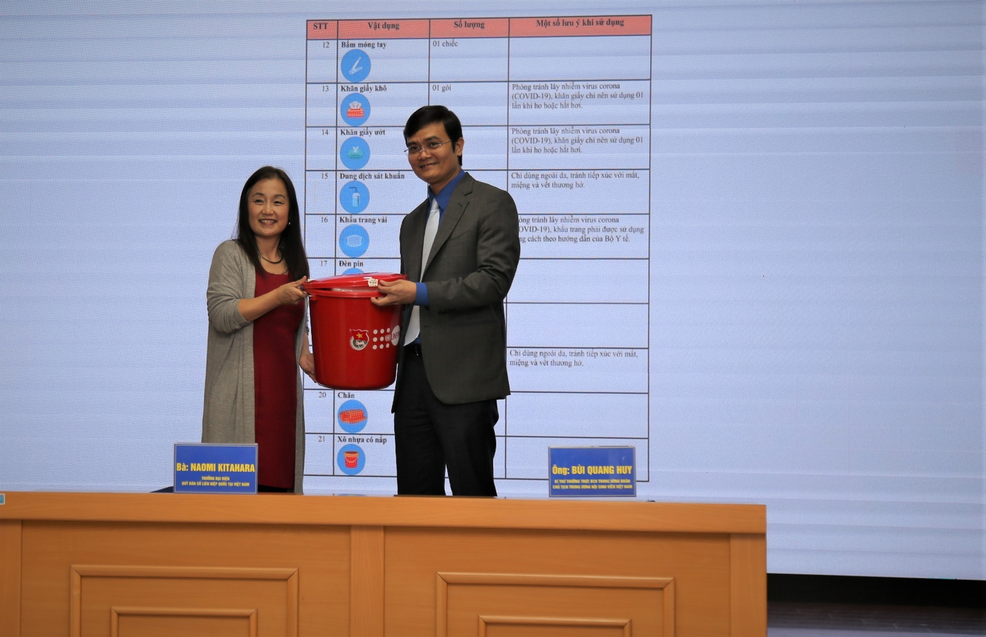 UNPFA presents aid to older people in floods affected three provinces