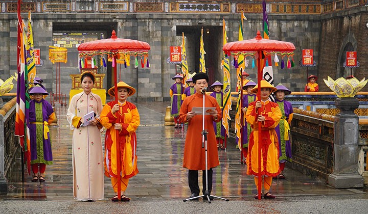 Hue Festival 2022 Opens with Calendar Distribution Ceremony