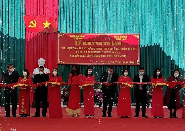 Israeli Embassy Gifts Ha Giang Two Libraries