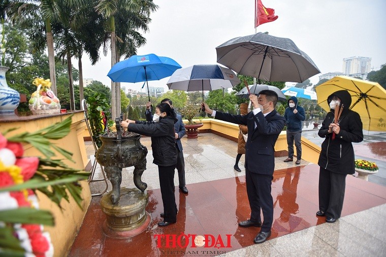 VUFO Pays Tribute to Revolution Contributors in Mai Dich Cemetery
