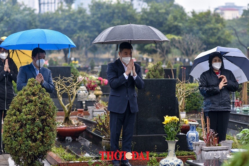VUFO Pays Tribute to Revolution Contributors in Mai Dich Cemetery