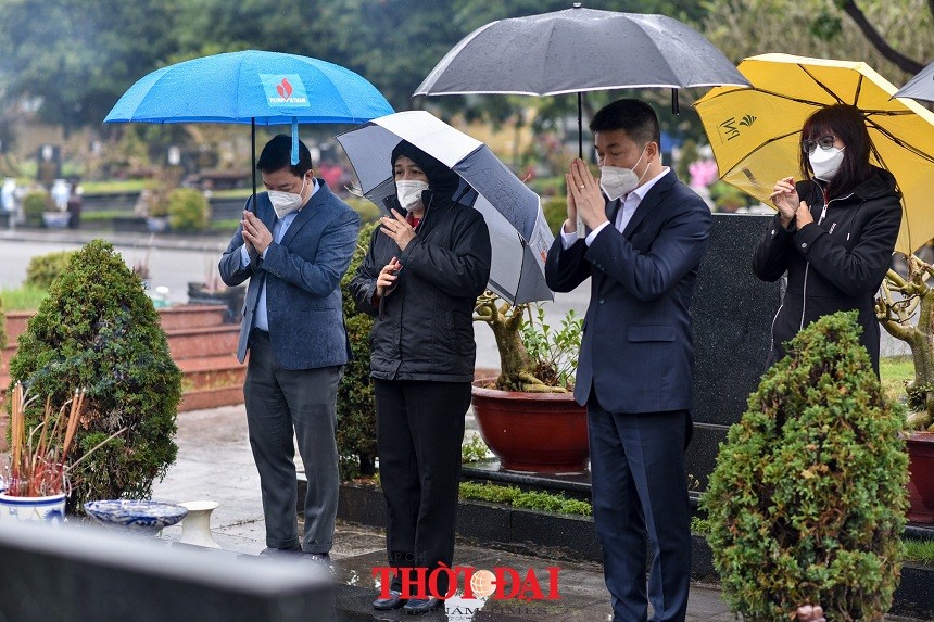 VUFO Pays Tribute to Revolution Contributors in Mai Dich Cemetery