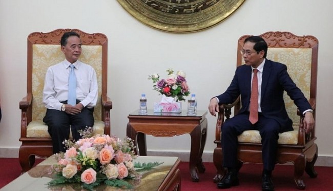 Vietnam Gives Luner New Year Gifts to Needy Vietnamese Cambodians