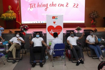 Indian Ambassador, Embassy Staff Donate Blood Ahead of Lunar New Year