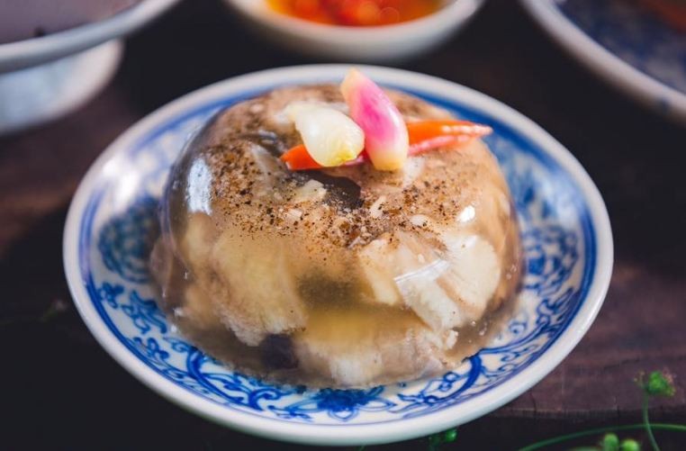 Which dishes in Lunar New Year's Eve Dinner Tray in North Vietnam?