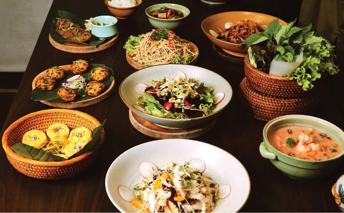 Which dishes in Lunar New Year's Eve Dinner Tray in North Vietnam?