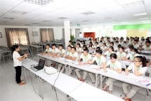 foreign workers in japan hit record high