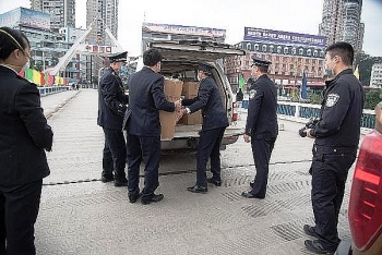 Lao Cai Customs hands over 21,000 medical masks to China’s Hekou Customs