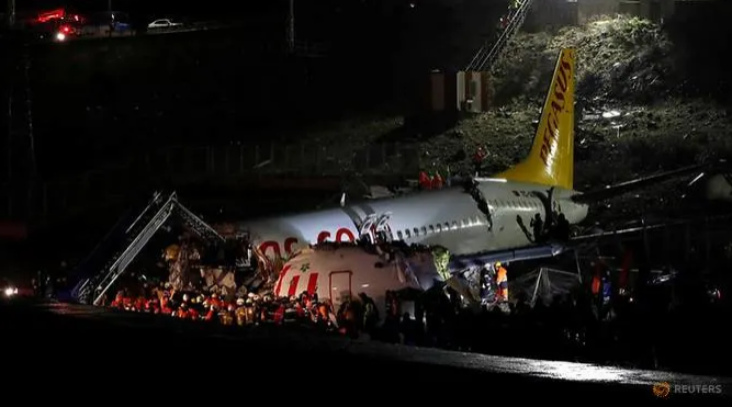 three dead more than 170 injured as turkey plane overruns runway and crashes