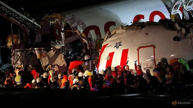 three dead more than 170 injured as turkey plane overruns runway and crashes