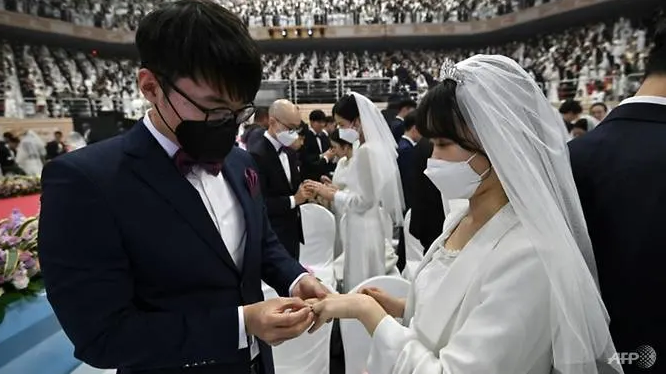 mass wedding held in south korea amid coronavirus fears