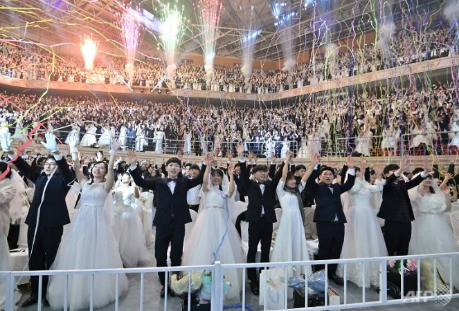 Mass wedding held in South Korea amid coronavirus fears