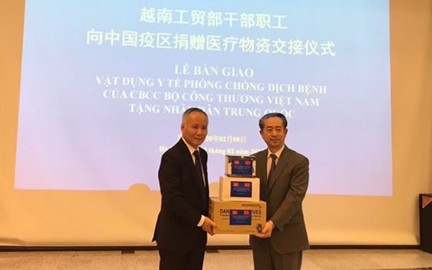 vietnamese ministry hands over medical devices to chinese people