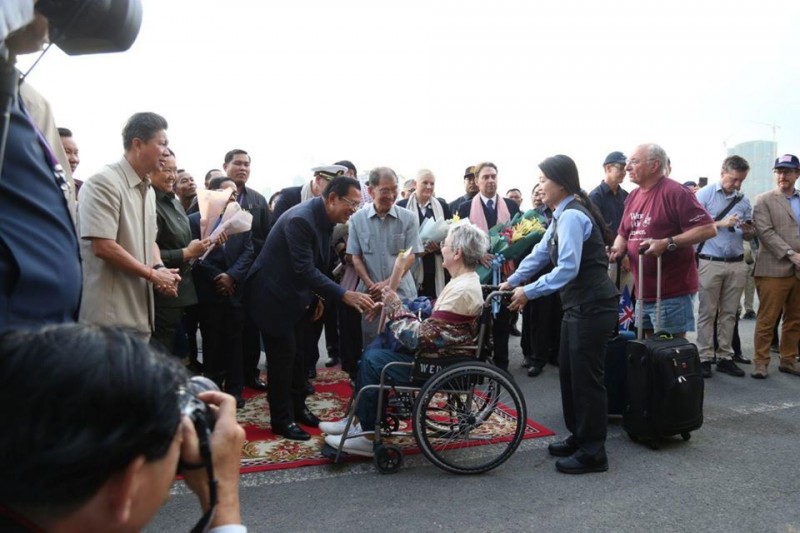 cambodias pm hun sen personally welcomes ms westerdam cruise ship