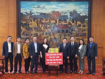 OVs in Poland present 16,000 face masks to Vinh Phuc province