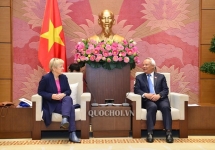 vietnamese na presents medical supplies to over 30 foreign parliaments