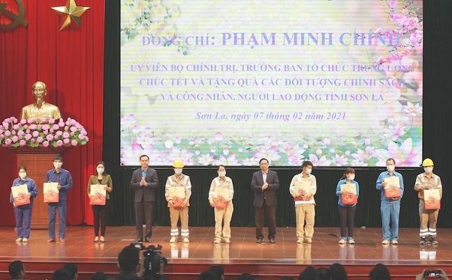 Tet gifts handed over to policy beneficiaries, the needy nationwide