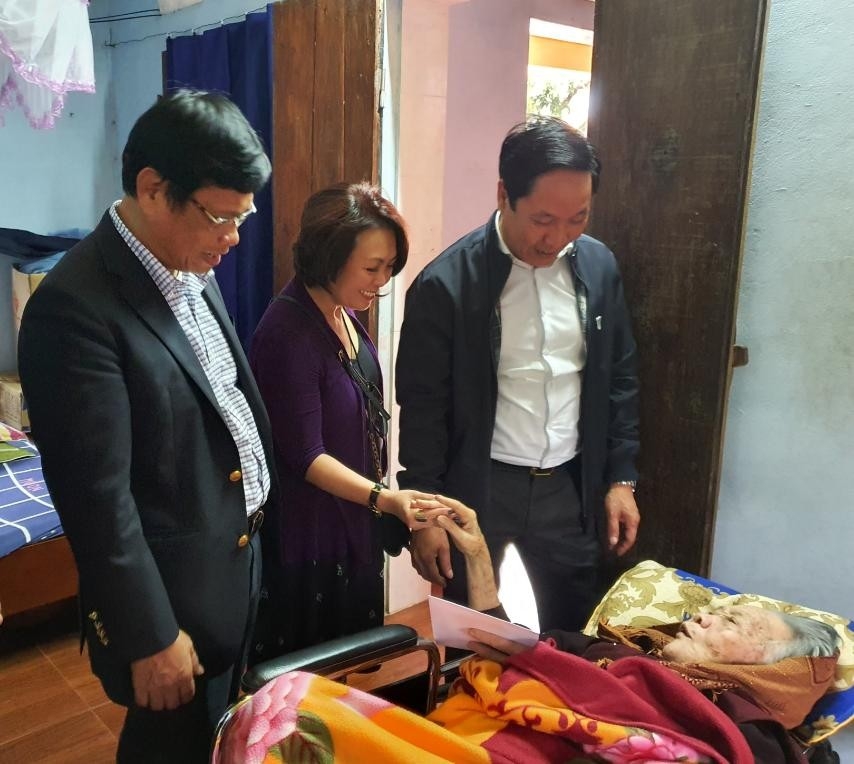 Tet gifts handed over to policy beneficiaries, the needy nationwide
