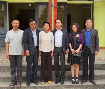 tet gifts handed over to policy beneficiaries the needy nationwide