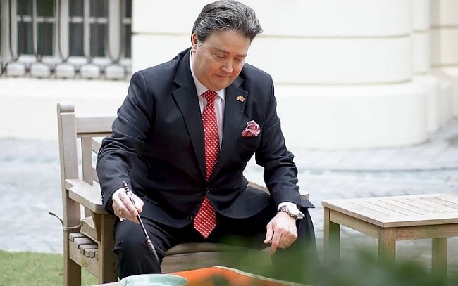 Tet Custom: U.S. Ambassador Tries Traditional Calligraphy