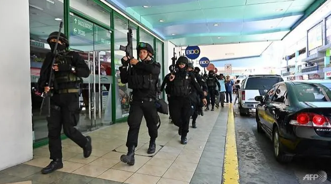 disgruntled former guard holds 30 people hostage in manila shopping mall