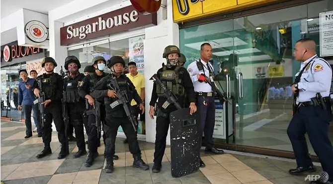 "Disgruntled" former guard holds 30 people hostage in Manila shopping mall