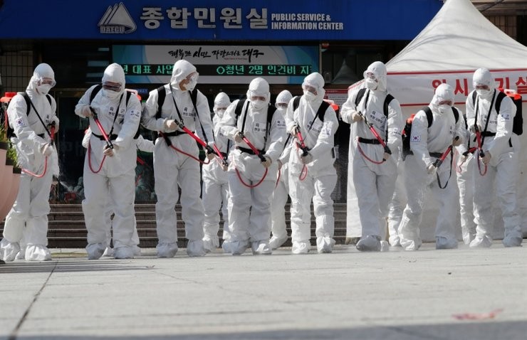 global death toll from coronavirus rises as china cases fall airports to increase screenings