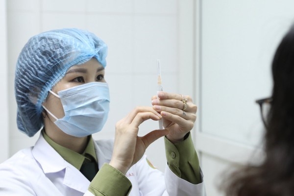 900 medical workers in HCM City to get COVID 19 vaccine shots first