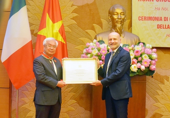 Italy’s order of merit presented to vietnamese official