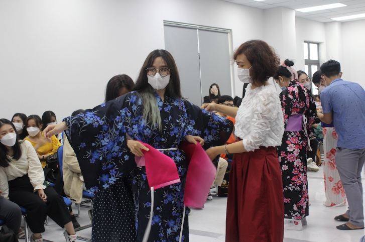 Vietnamese Girls Immerse in Japanese Culture and Experience Yukata