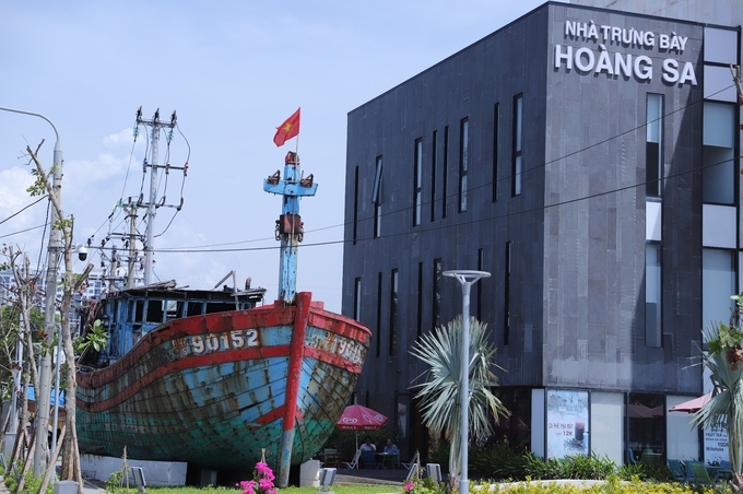 a fishing boat sunk in east sea vietnam asks china not complicate situation