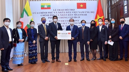 Vietnam delivers $50,000 to Myanmar for COVID-19 fighting
