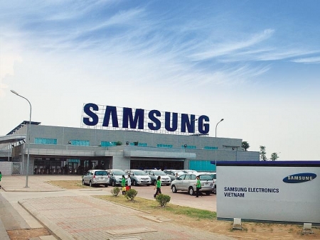 308 Samsung experts quarantined after landing in Vietnam
