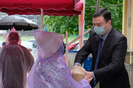 Israeli Embassy donates one ton of rice to the needy of Hanoi