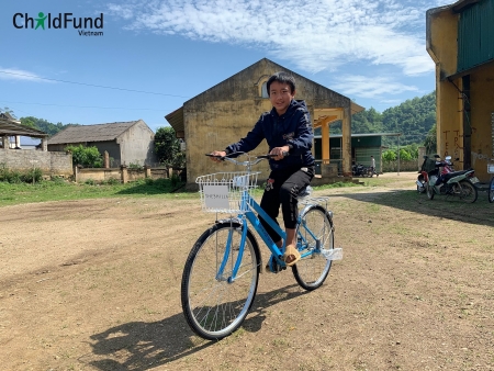 Over 40 new bikes distributed to poor students in Bac Kan