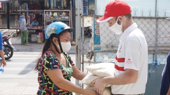 zhishan foundation helps disadvantaged households children amid covid 19