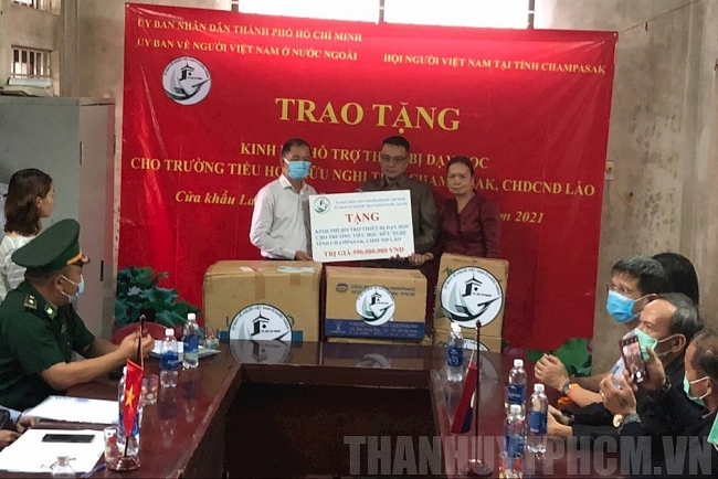 HCM City gifts USD 25,653 to Champasak Friendship Primary School