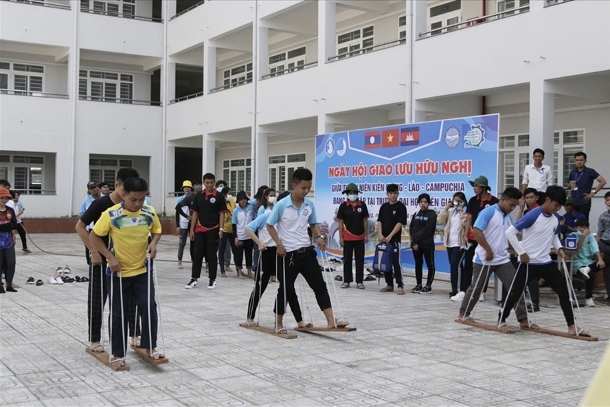 Gifts, scholarships given to Lao and Cambodian students at Kien Giang