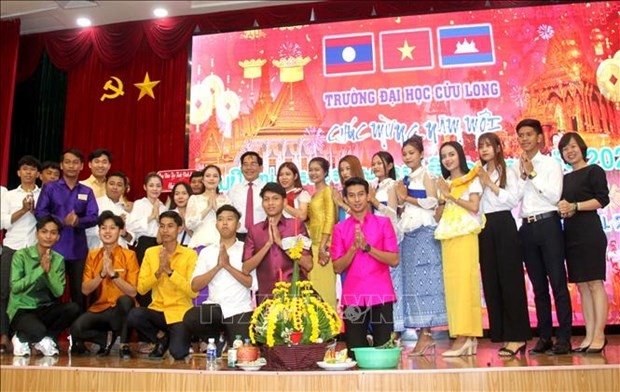 Gifts, scholarships given to Lao and Cambodian students at Kien Giang