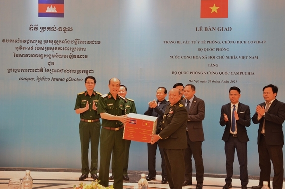 Vietnam's defense ministry presents medical supplies to Cambodia for COVID-19 fight