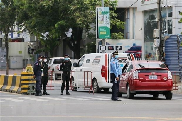 Vietnam's defense ministry presents medical supplies to Cambodia for COVID-19 fight