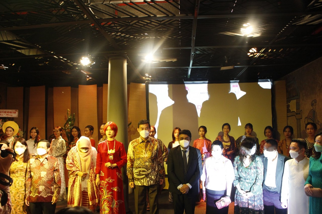 Fashion Event Highlights Indonesia's Batik and Vietnam's Ao Dai