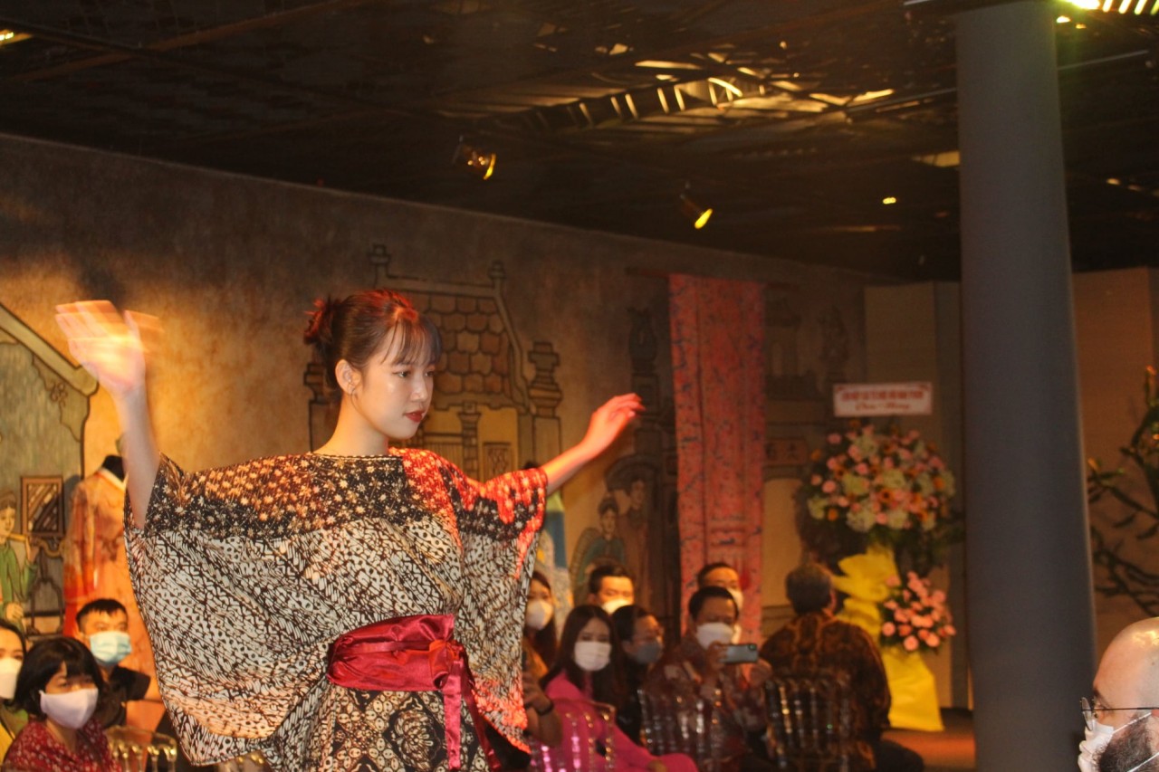 Fashion Event Highlights Indonesia's Batik and Vietnam's Ao Dai