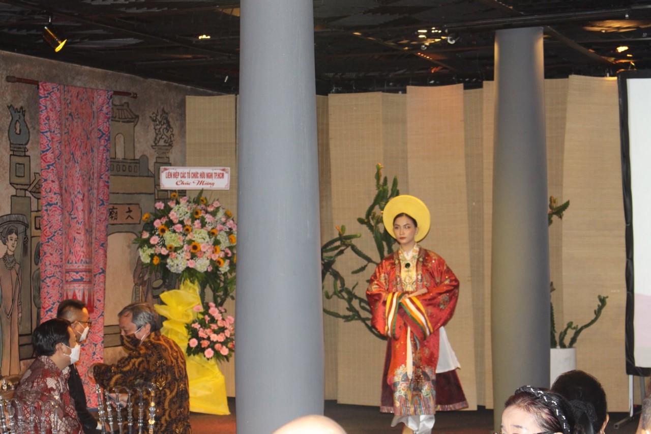 Fashion Event Highlights Indonesia's Batik and Vietnam's Ao Dai