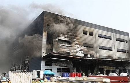 Vietnamese PM conveys condolences to RoK after deadly warehouse fire kills 38